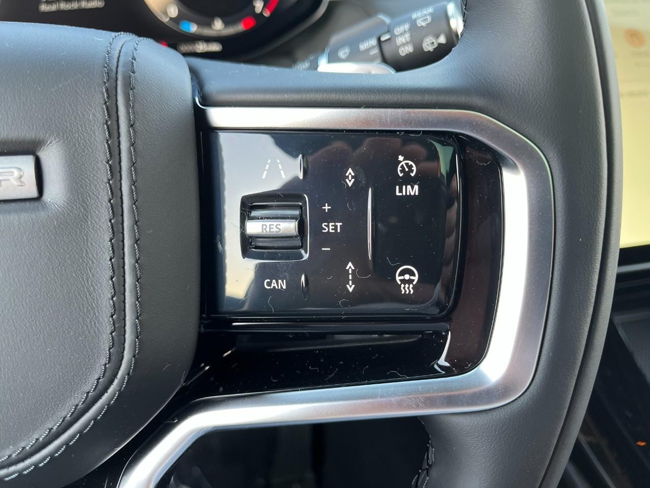 Land Rover Range Rover Sport Vehicle Full-screen Gallery Image 23