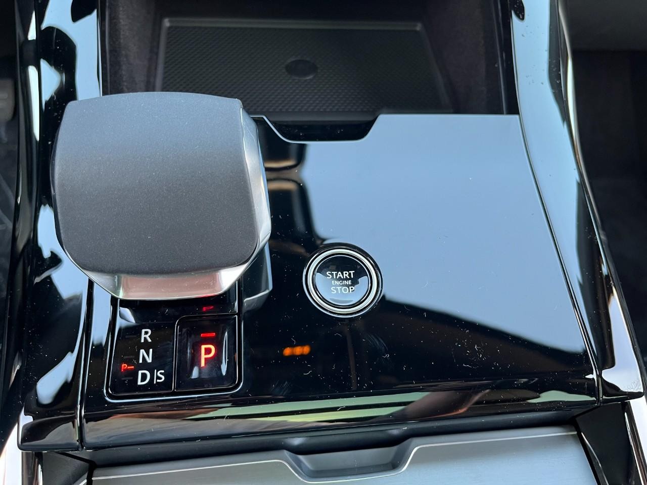 Land Rover Range Rover Sport Vehicle Full-screen Gallery Image 27