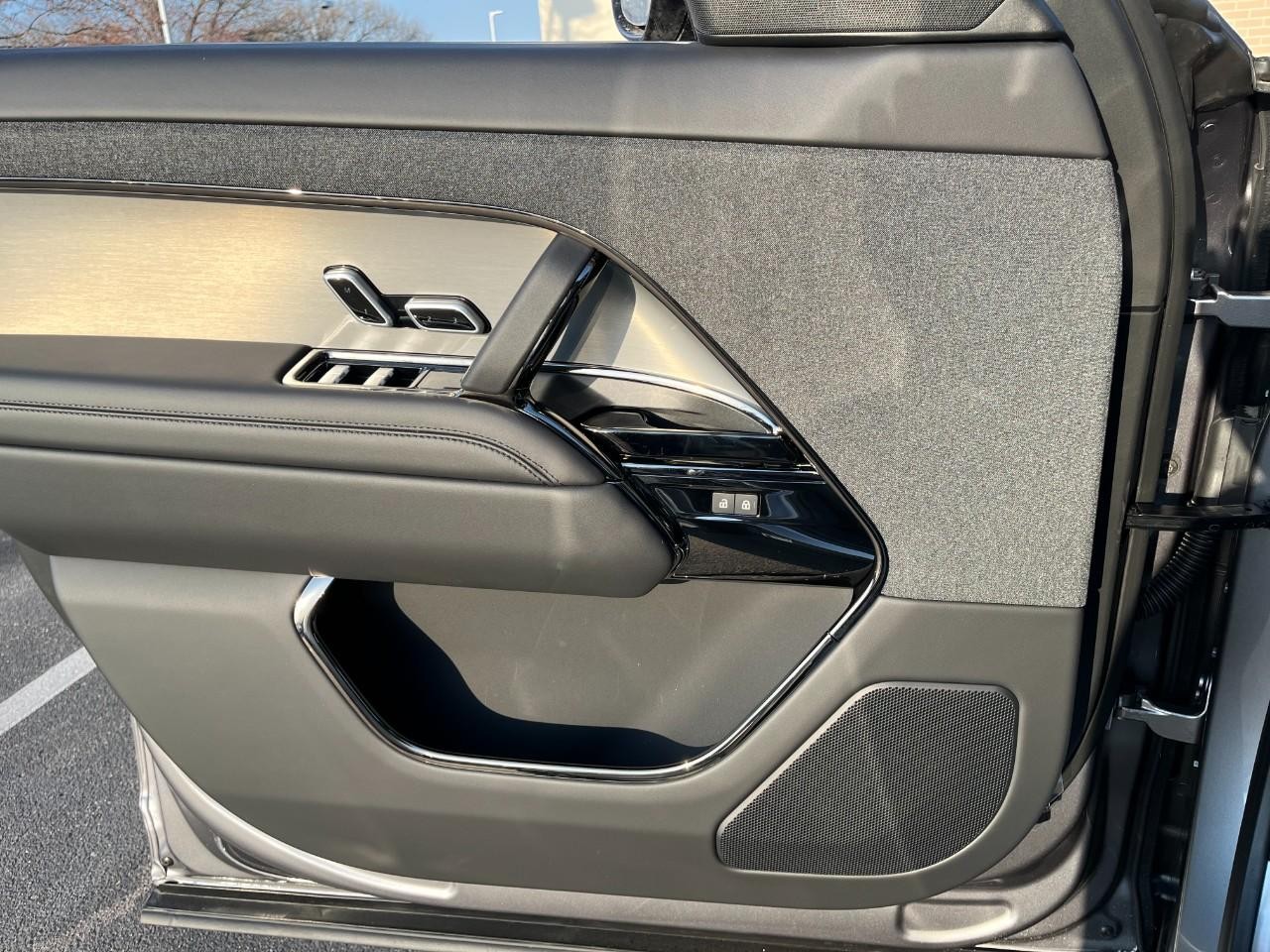 Land Rover Range Rover Sport Vehicle Full-screen Gallery Image 29