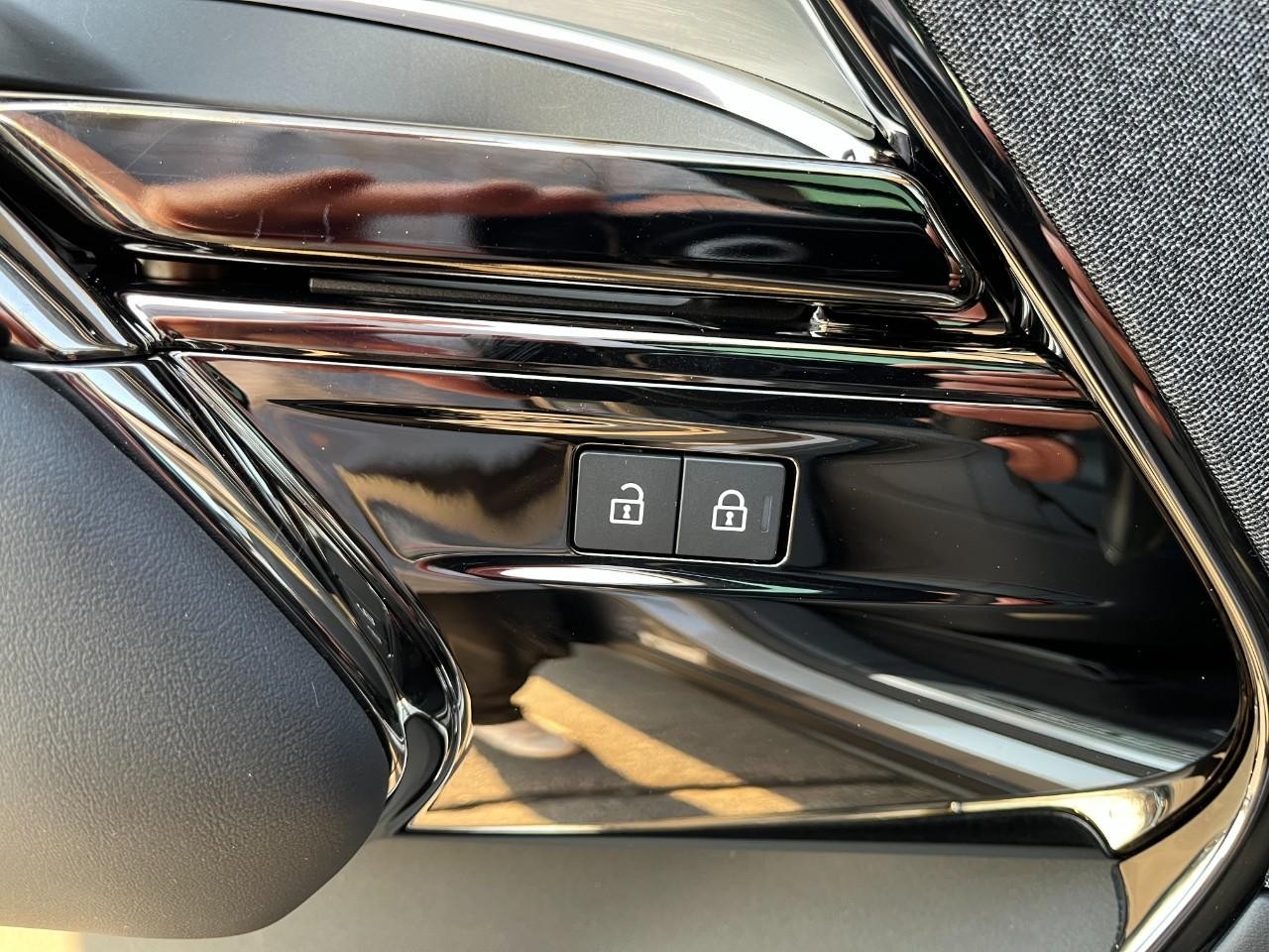 Land Rover Range Rover Sport Vehicle Full-screen Gallery Image 32