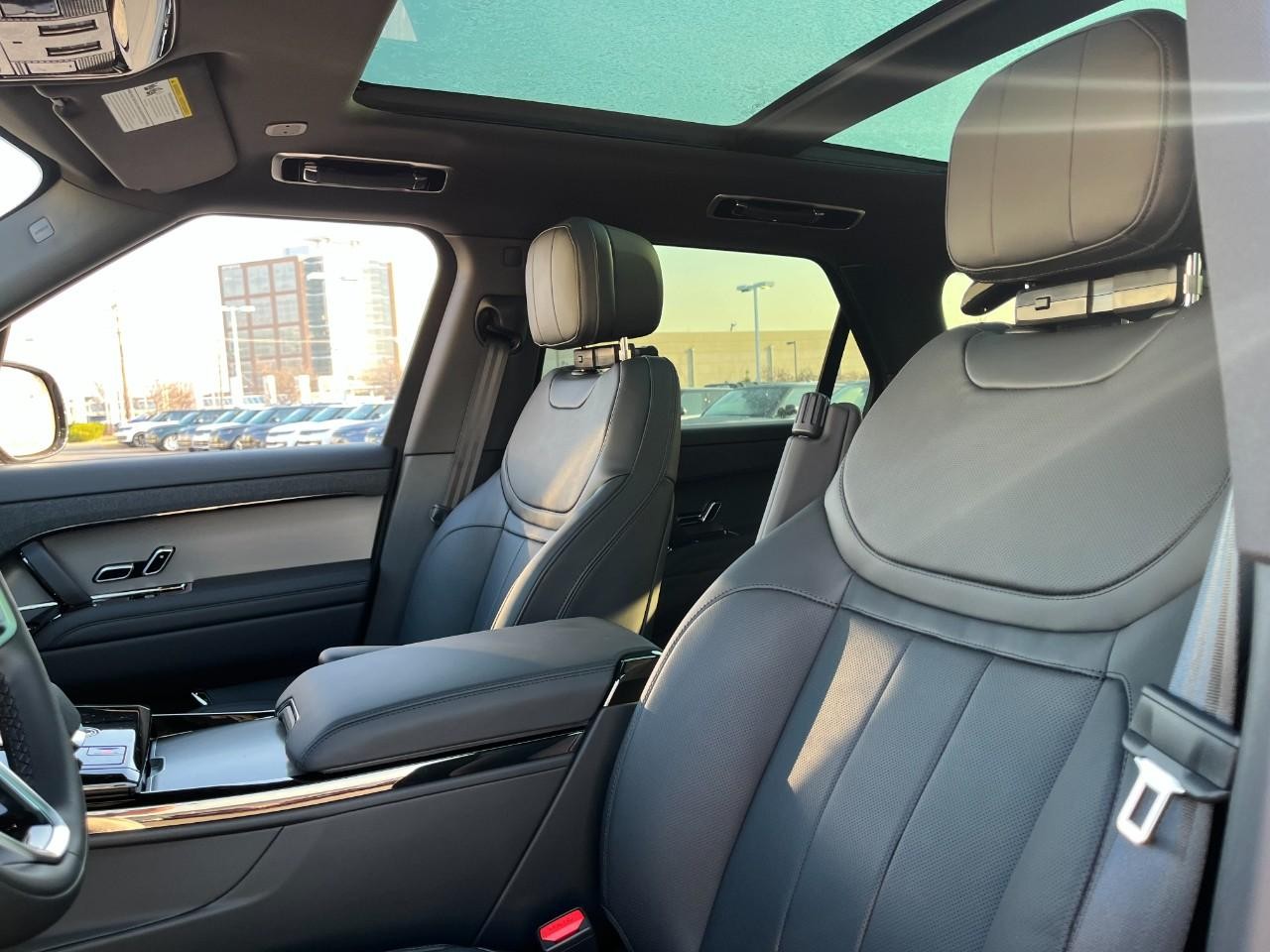 Land Rover Range Rover Sport Vehicle Full-screen Gallery Image 34