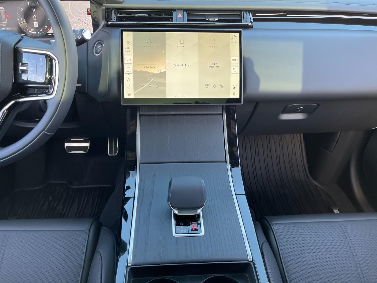 Land Rover Range Rover Velar Vehicle Full-screen Gallery Image 16