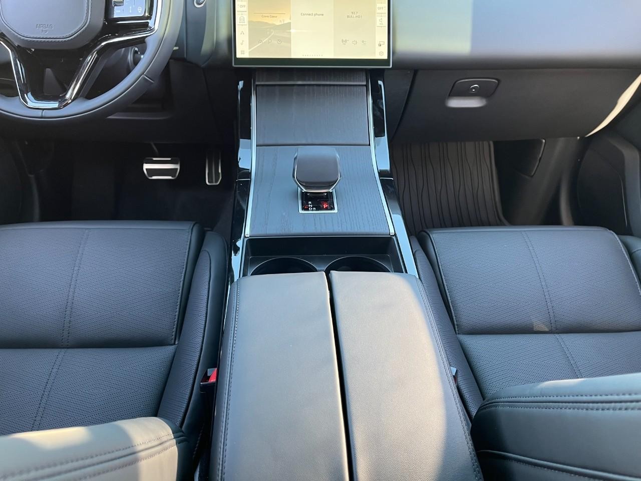 Land Rover Range Rover Velar Vehicle Full-screen Gallery Image 17