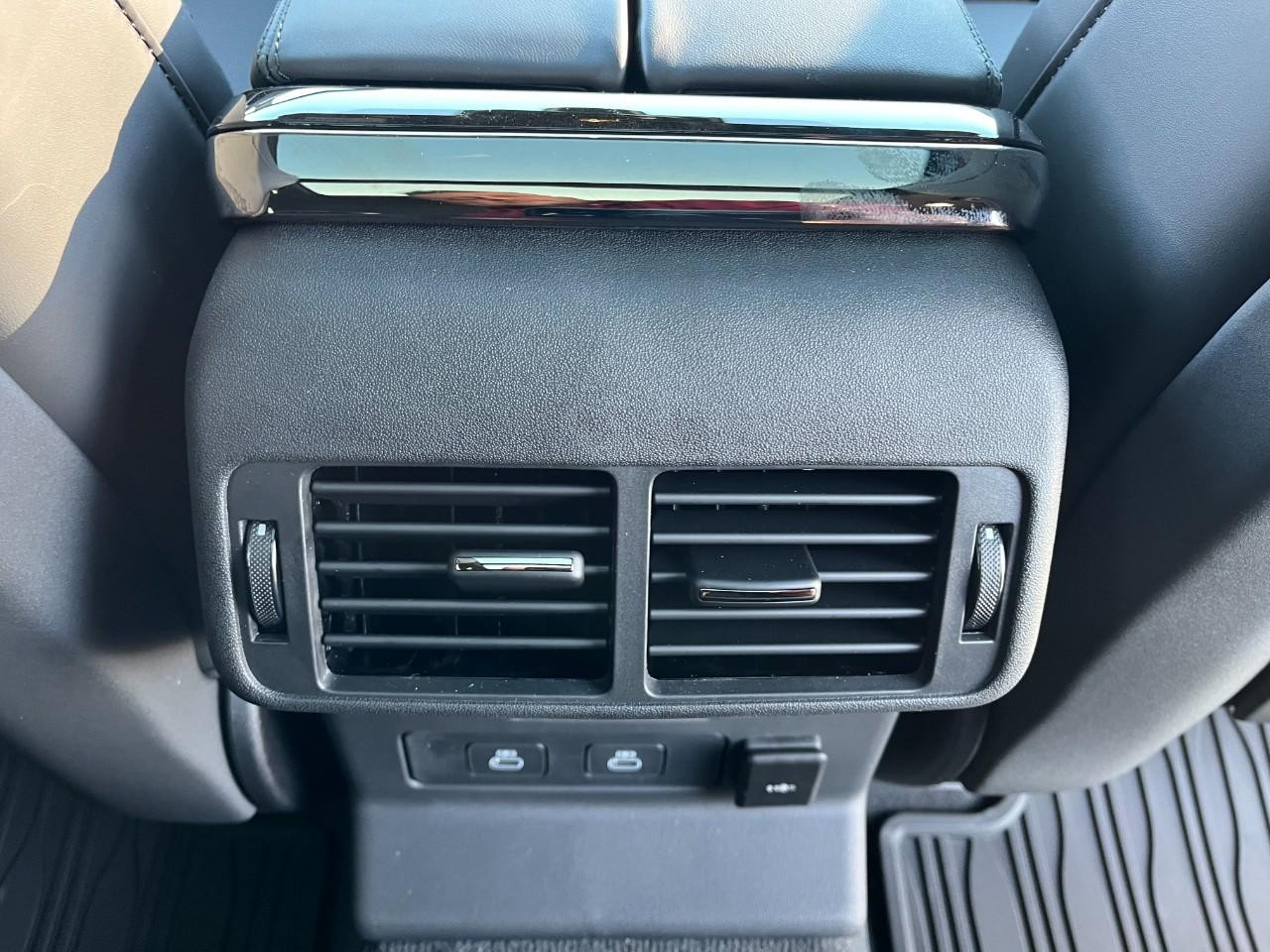 Land Rover Range Rover Velar Vehicle Full-screen Gallery Image 18