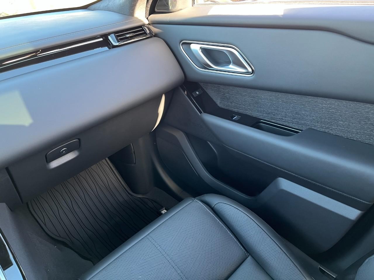 Land Rover Range Rover Velar Vehicle Full-screen Gallery Image 19