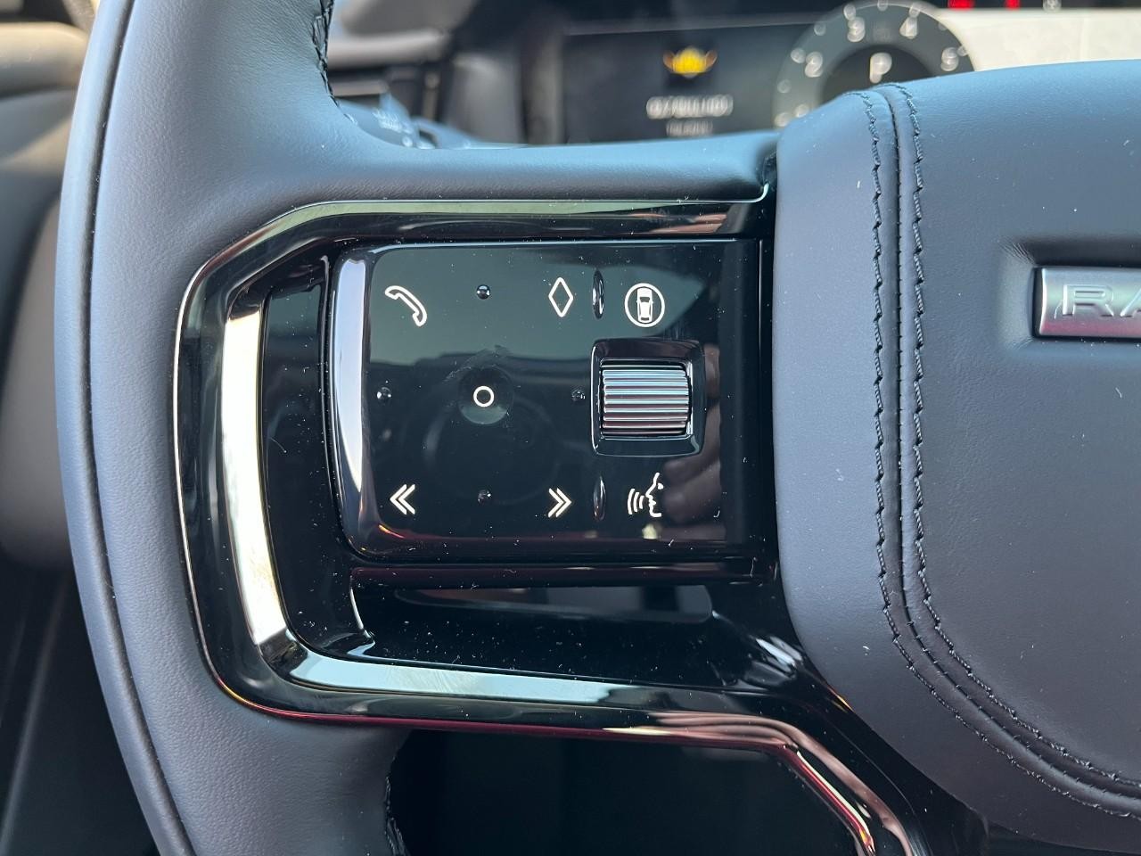 Land Rover Range Rover Velar Vehicle Full-screen Gallery Image 21