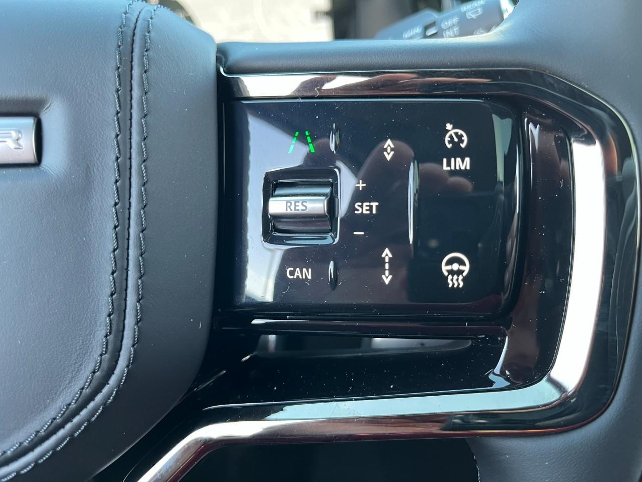 Land Rover Range Rover Velar Vehicle Full-screen Gallery Image 23