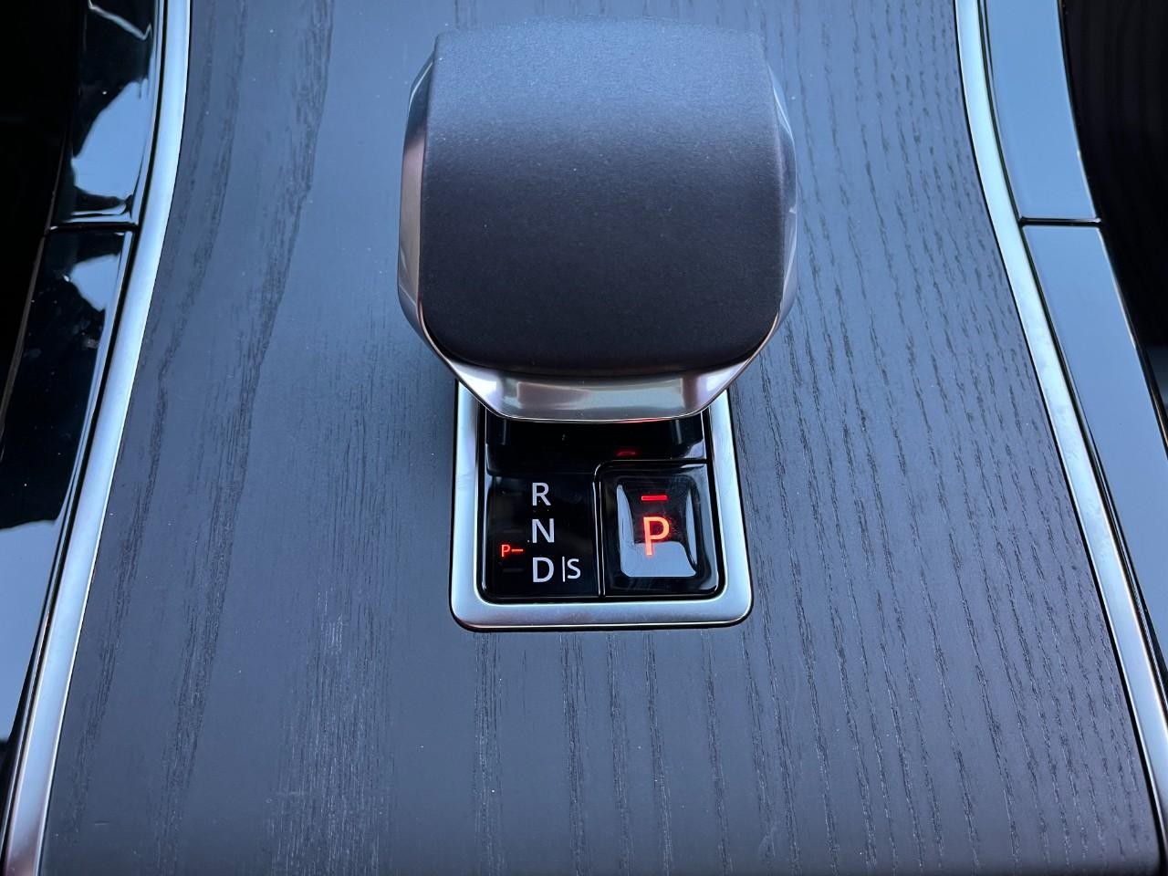 Land Rover Range Rover Velar Vehicle Full-screen Gallery Image 27