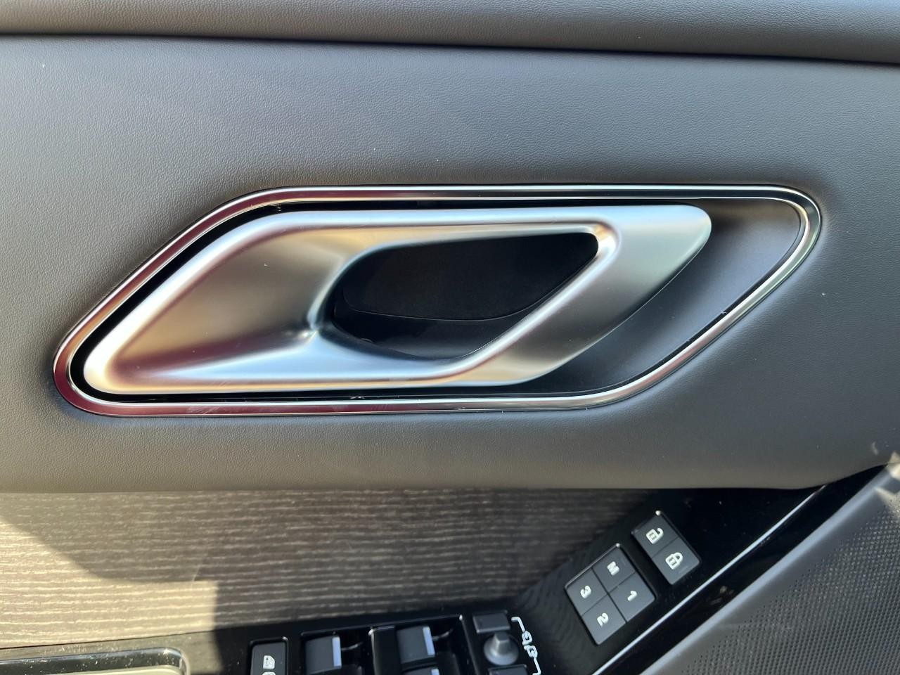 Land Rover Range Rover Velar Vehicle Full-screen Gallery Image 30