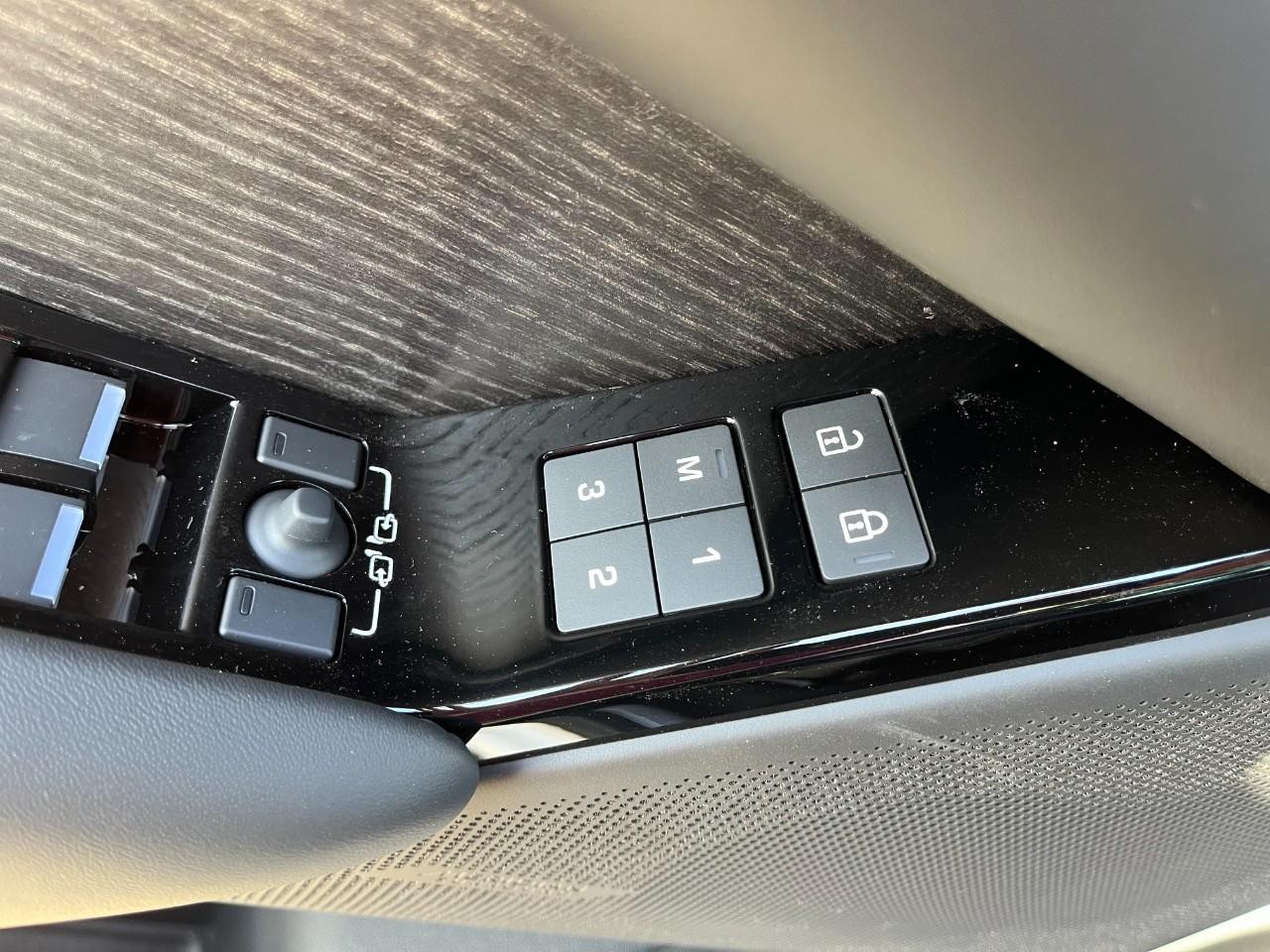 Land Rover Range Rover Velar Vehicle Full-screen Gallery Image 31