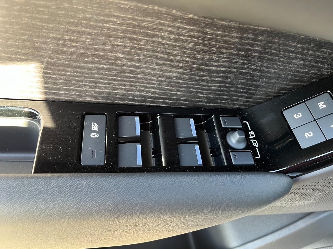 Land Rover Range Rover Velar Vehicle Full-screen Gallery Image 32