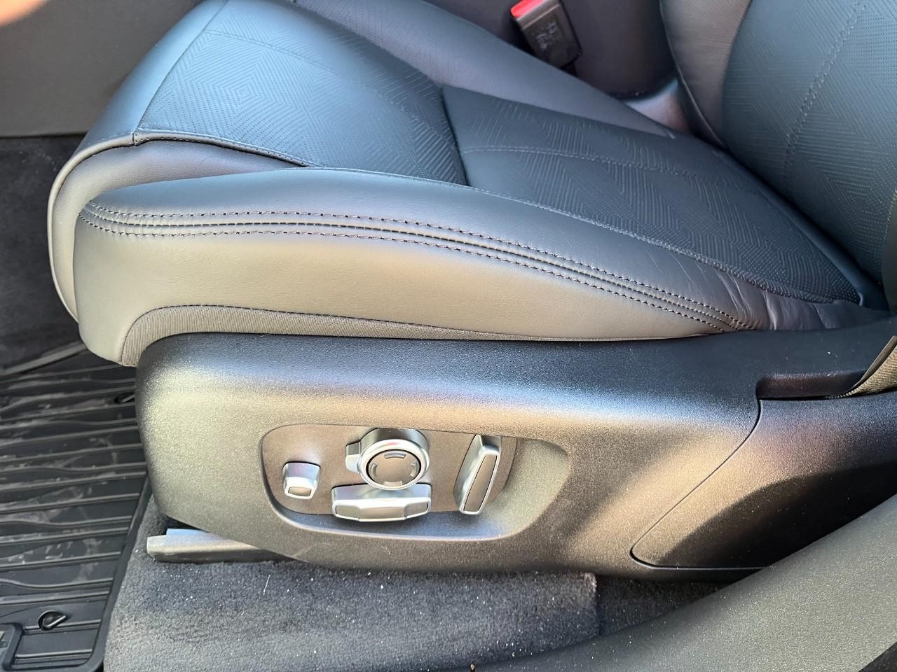 Land Rover Range Rover Velar Vehicle Full-screen Gallery Image 33