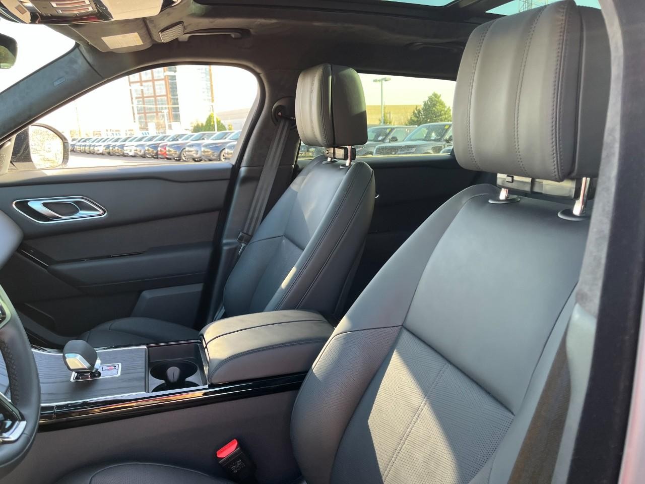 Land Rover Range Rover Velar Vehicle Full-screen Gallery Image 34