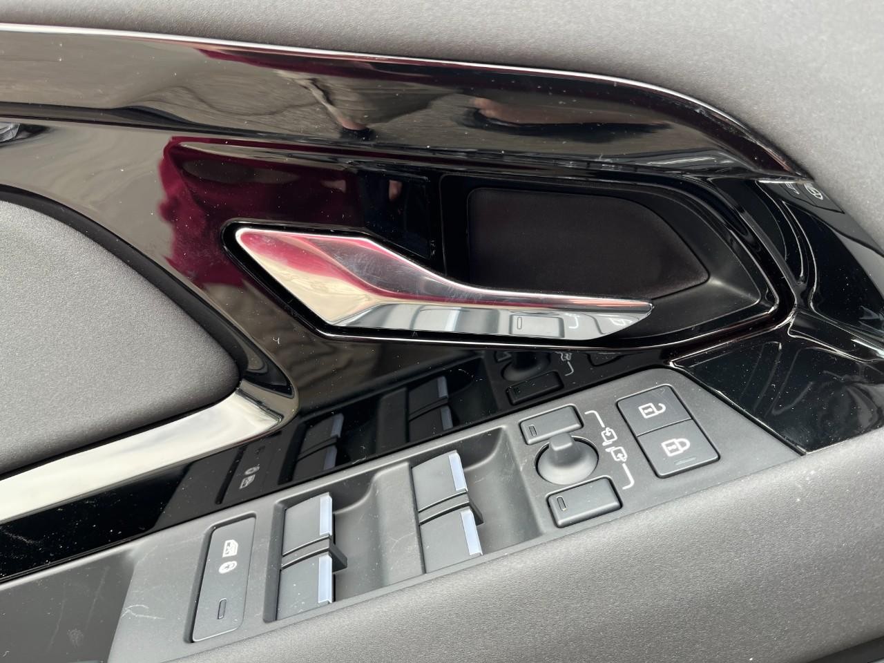 Land Rover Range Rover Evoque Vehicle Full-screen Gallery Image 32