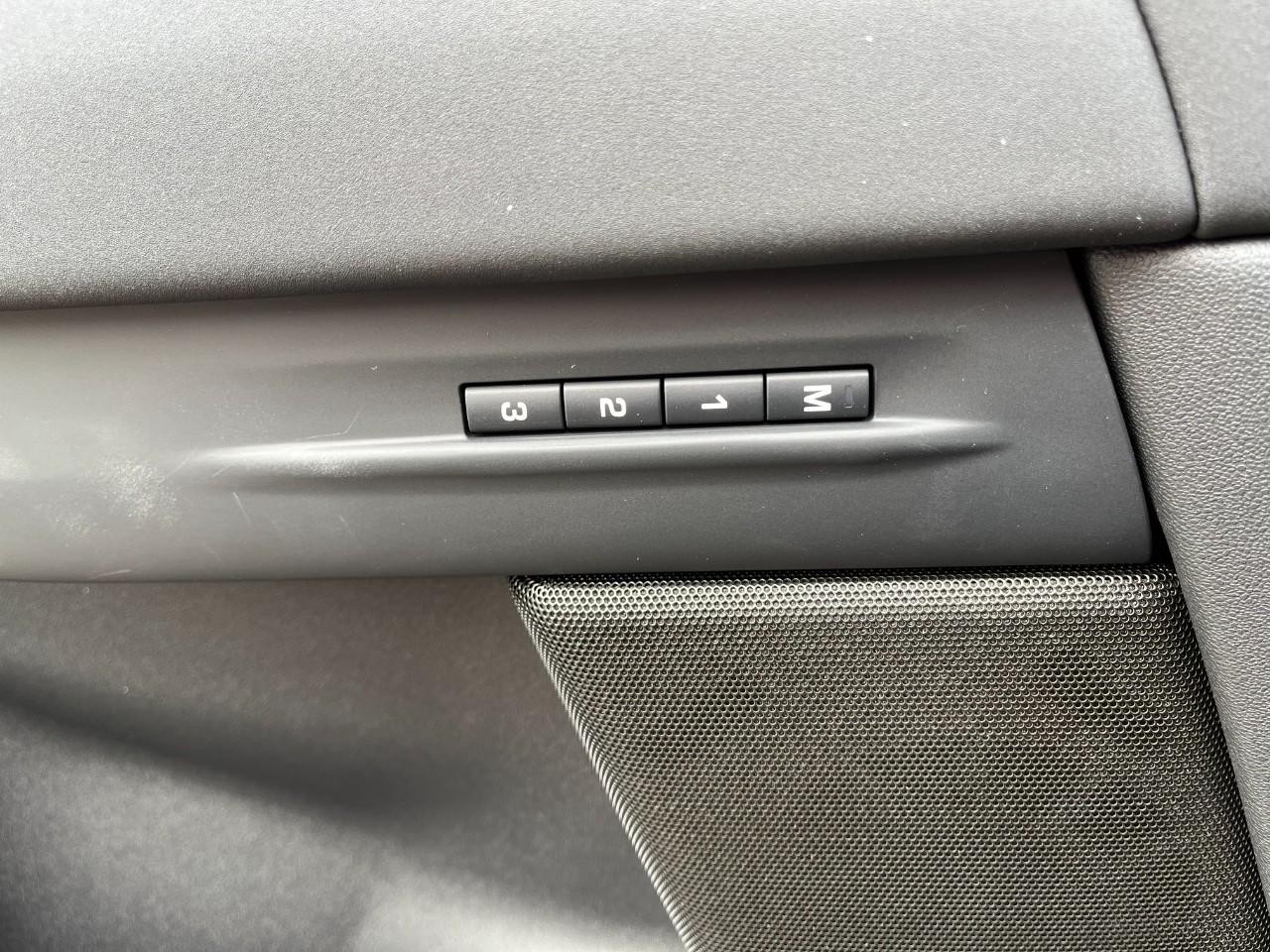 Land Rover Range Rover Evoque Vehicle Full-screen Gallery Image 34