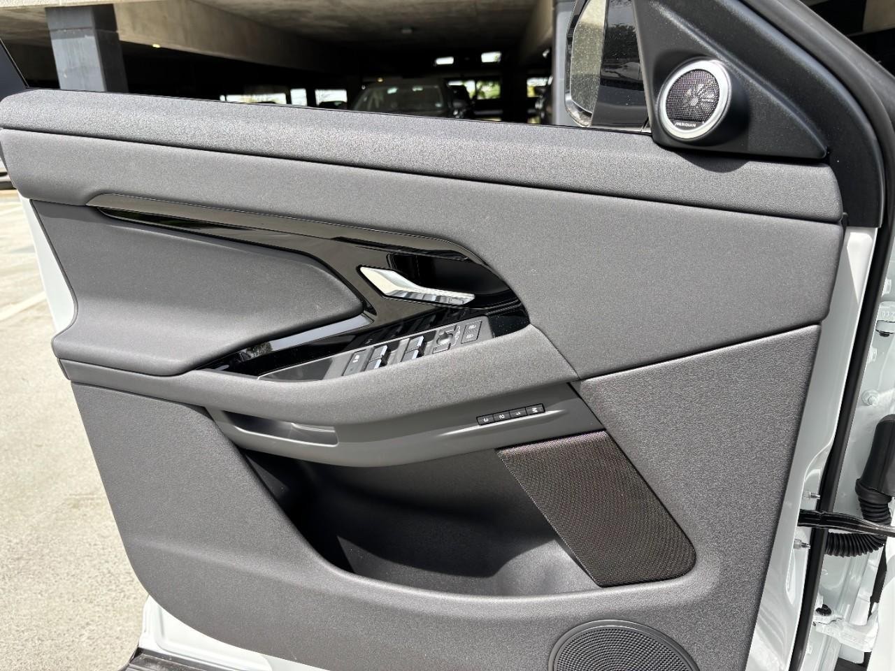 Land Rover Range Rover Evoque Vehicle Full-screen Gallery Image 31