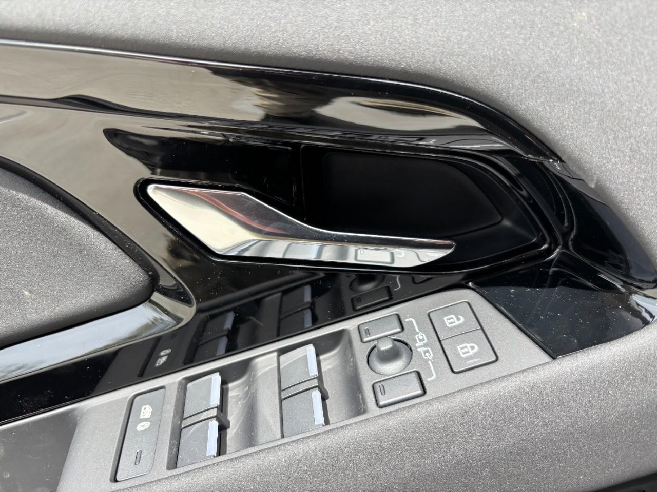 Land Rover Range Rover Evoque Vehicle Full-screen Gallery Image 33