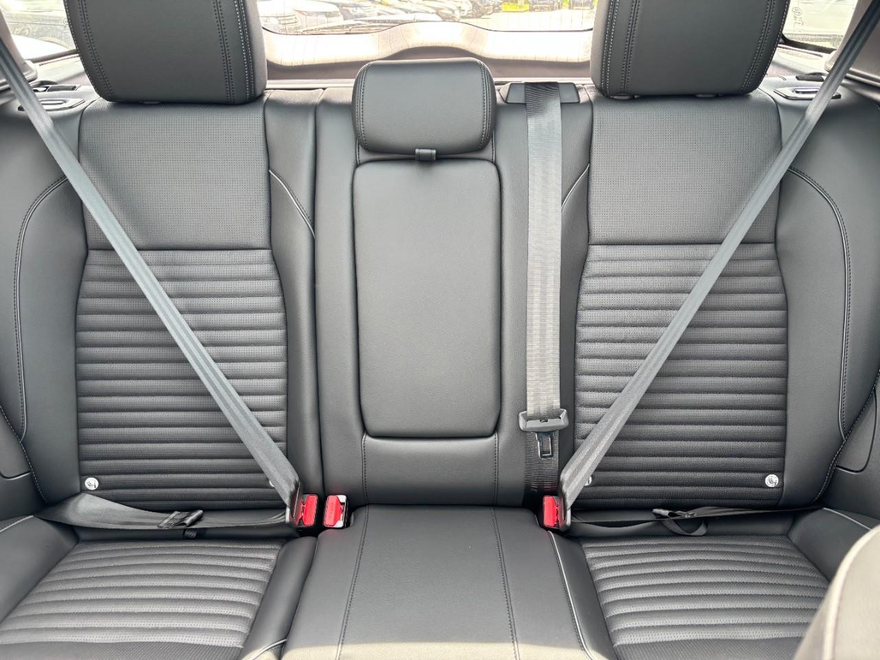 Land Rover Discovery Sport Vehicle Full-screen Gallery Image 13