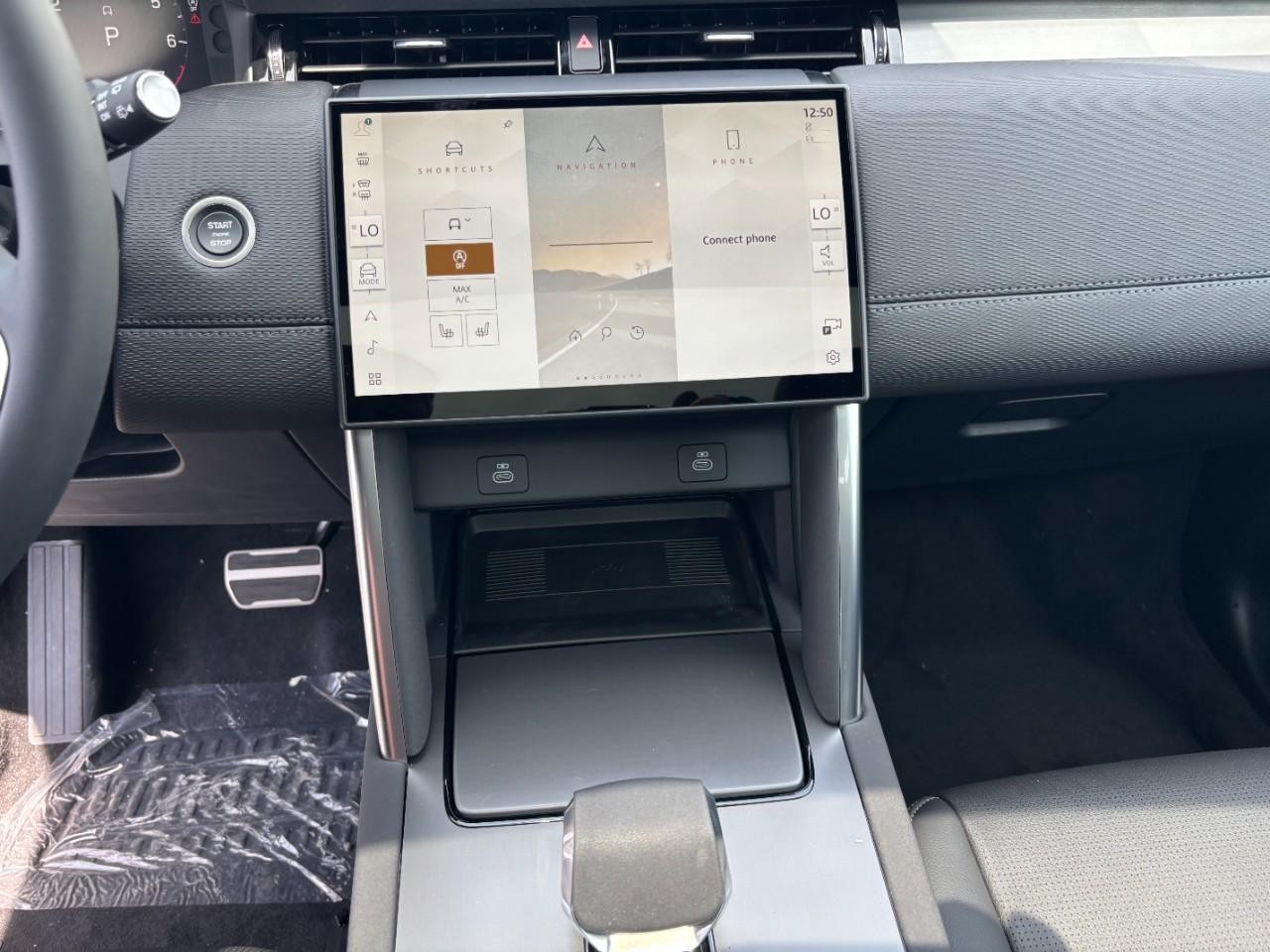 Land Rover Discovery Sport Vehicle Full-screen Gallery Image 16