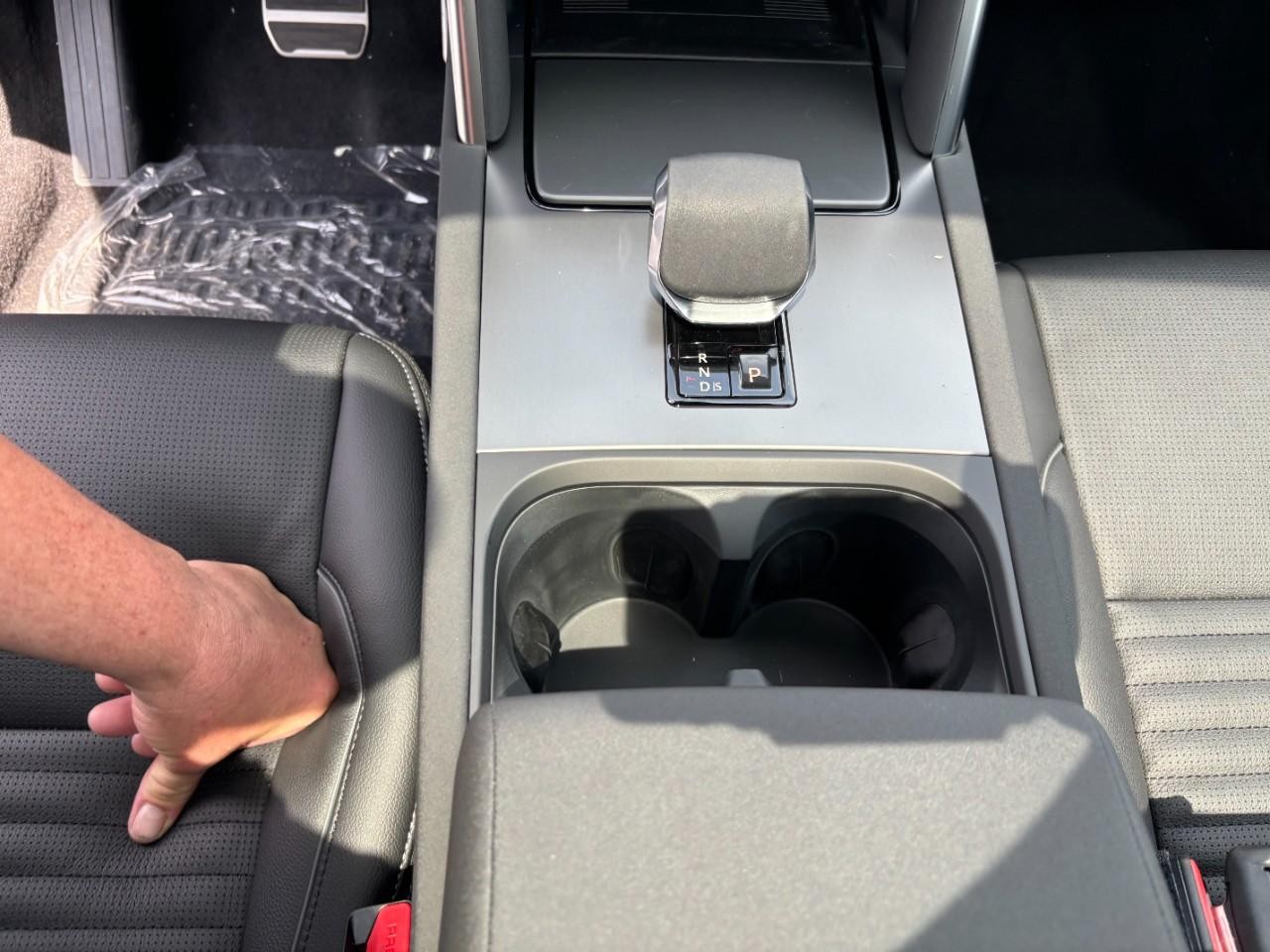 Land Rover Discovery Sport Vehicle Full-screen Gallery Image 17