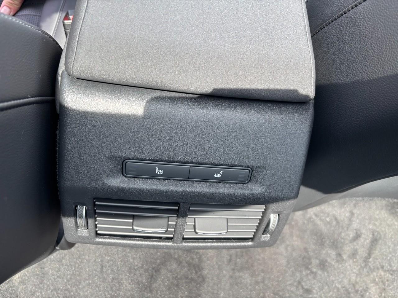 Land Rover Discovery Sport Vehicle Full-screen Gallery Image 18