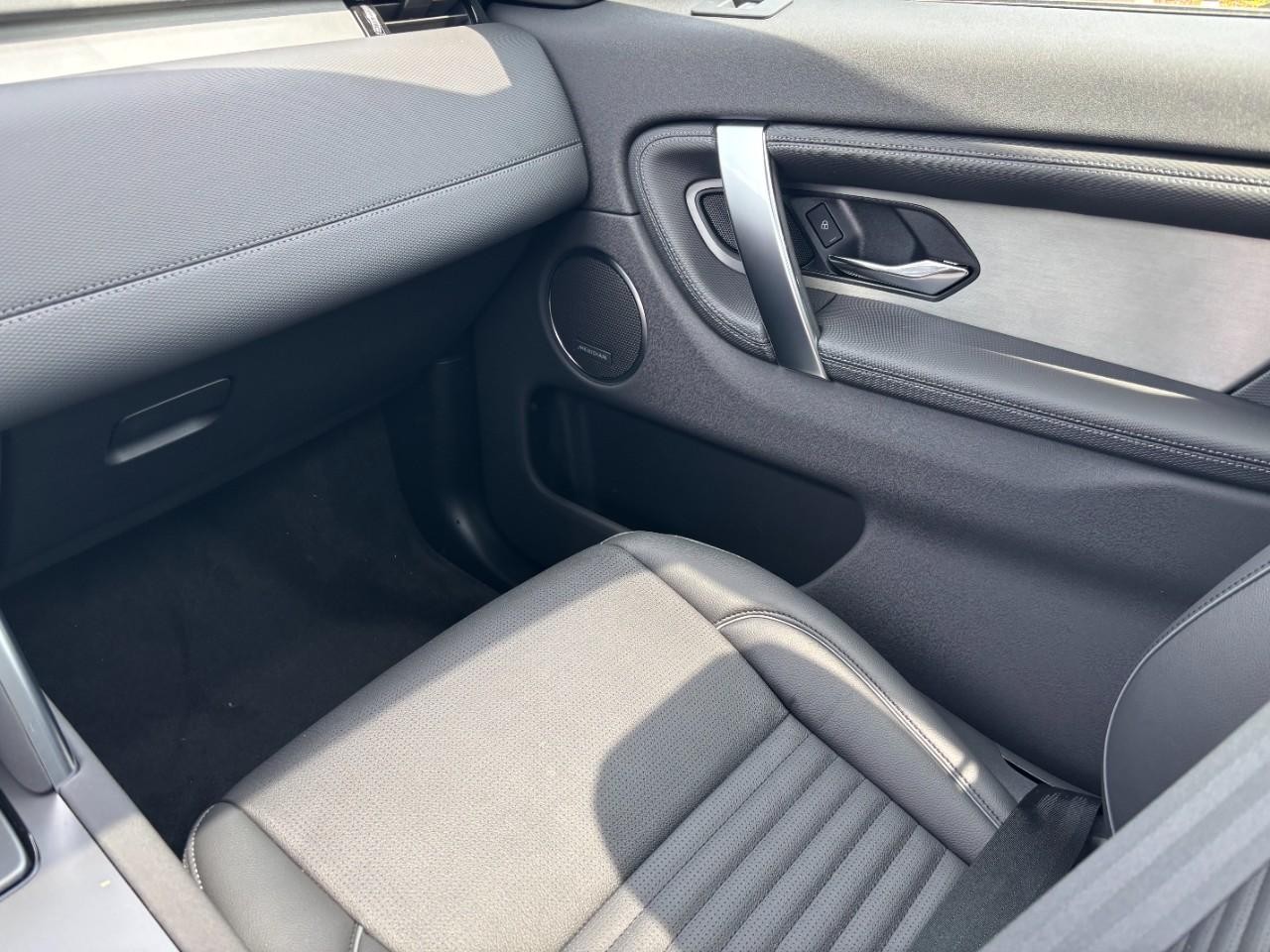 Land Rover Discovery Sport Vehicle Full-screen Gallery Image 19