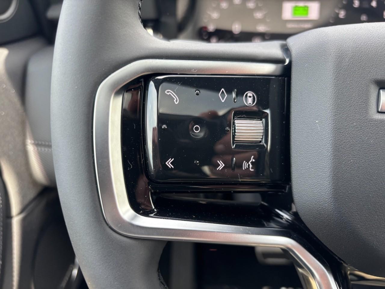 Land Rover Discovery Sport Vehicle Full-screen Gallery Image 21