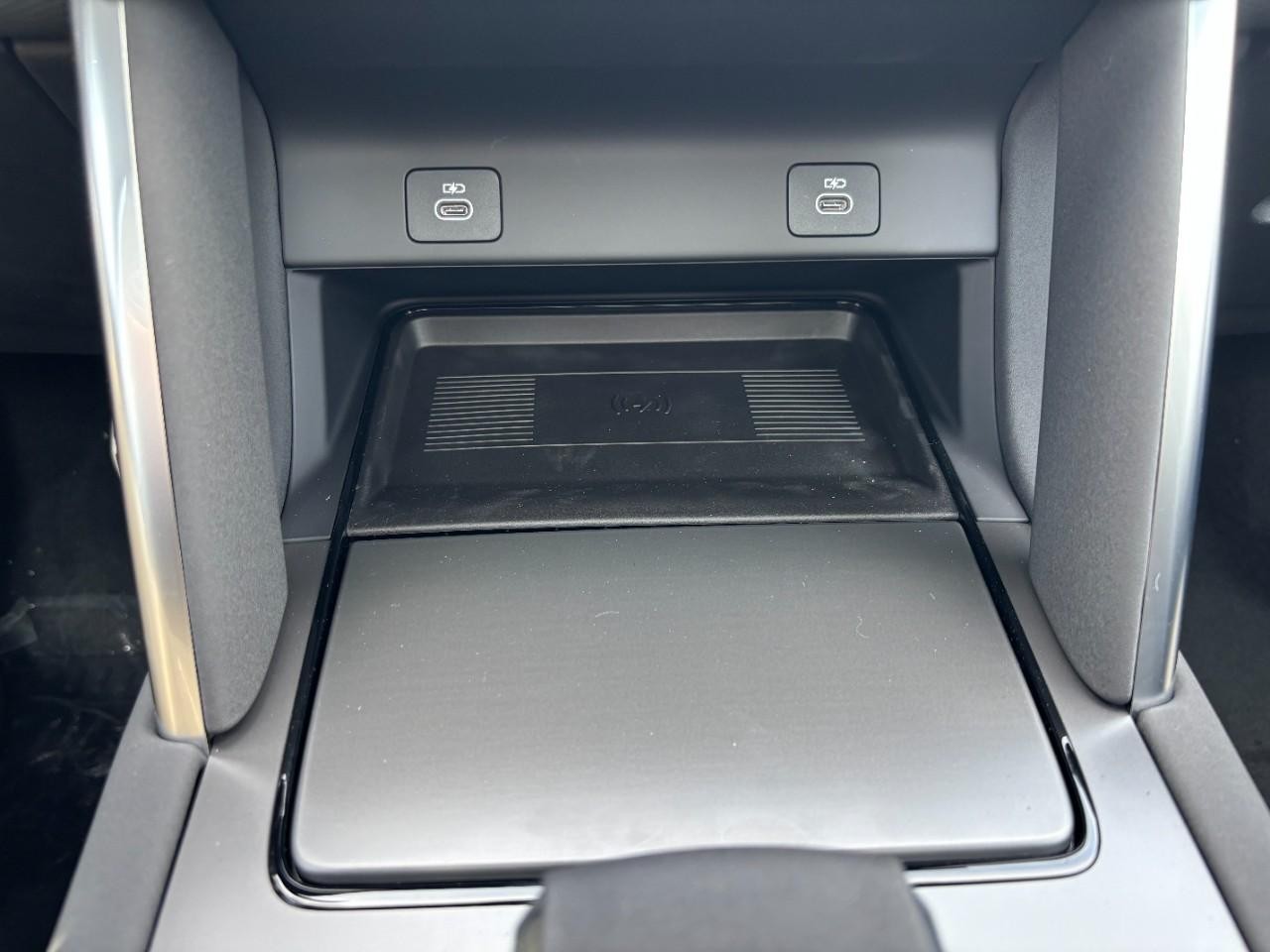 Land Rover Discovery Sport Vehicle Full-screen Gallery Image 27