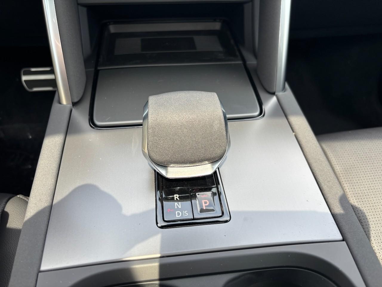 Land Rover Discovery Sport Vehicle Full-screen Gallery Image 28