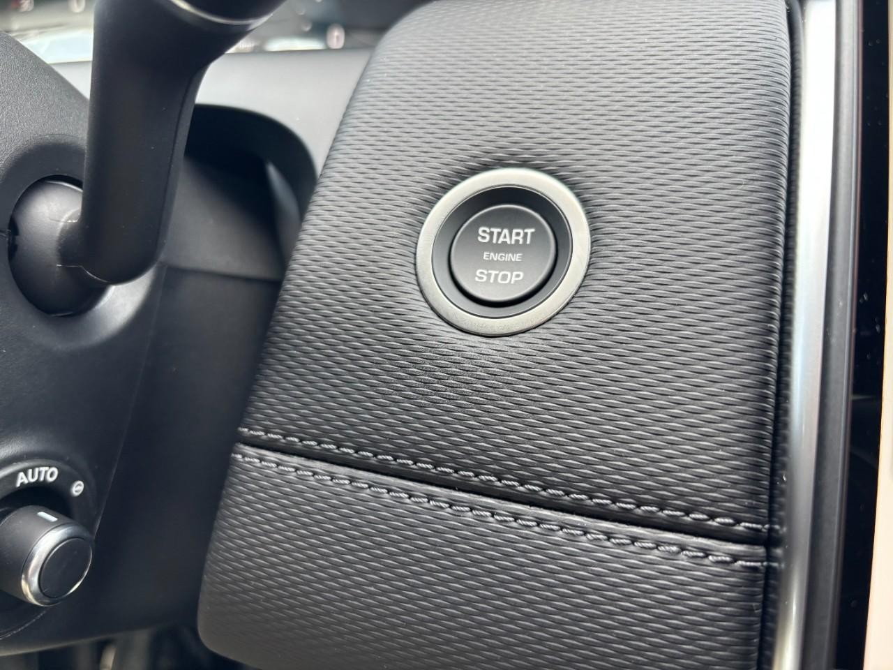 Land Rover Discovery Sport Vehicle Full-screen Gallery Image 30