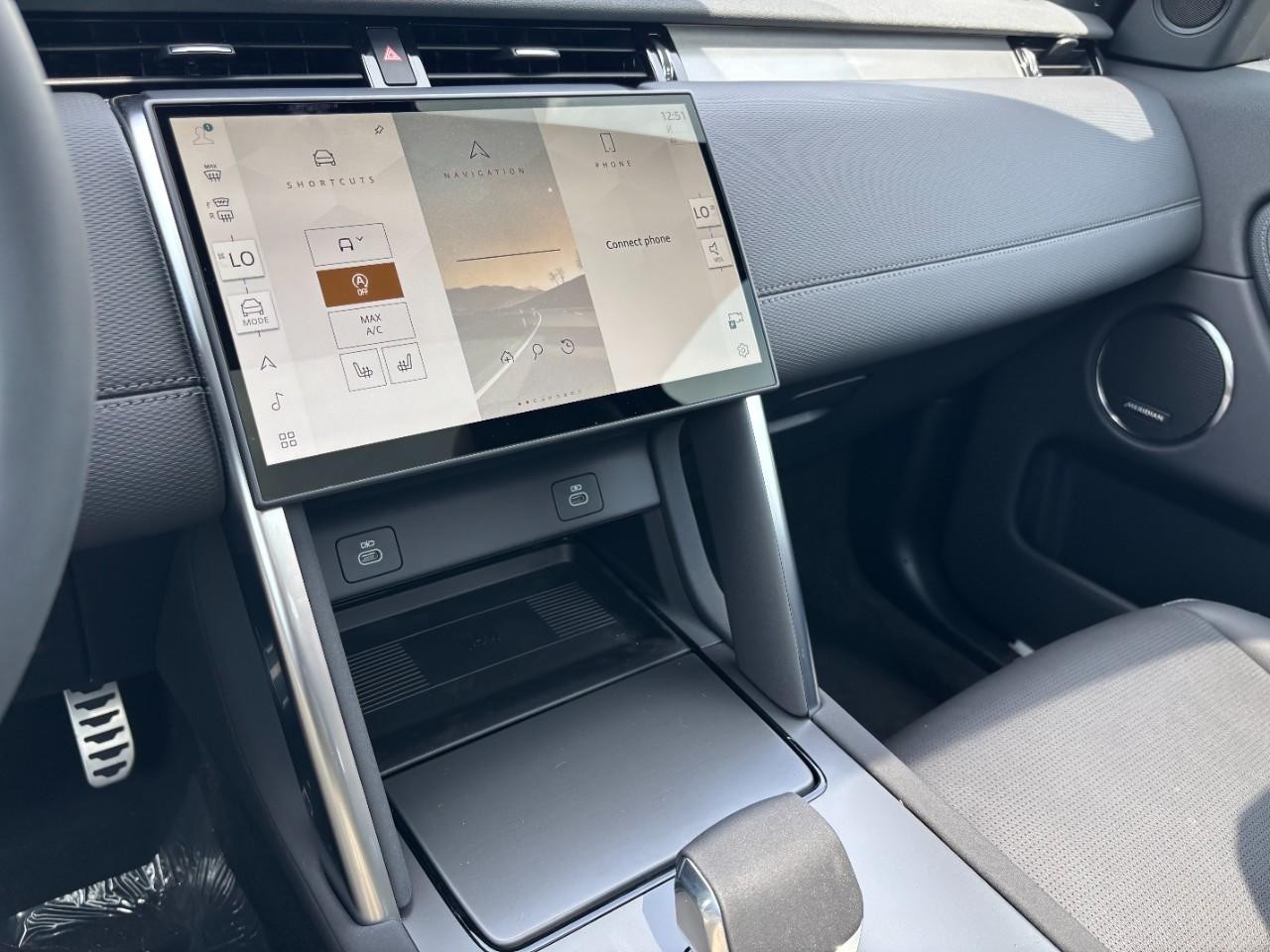 Land Rover Discovery Sport Vehicle Full-screen Gallery Image 31