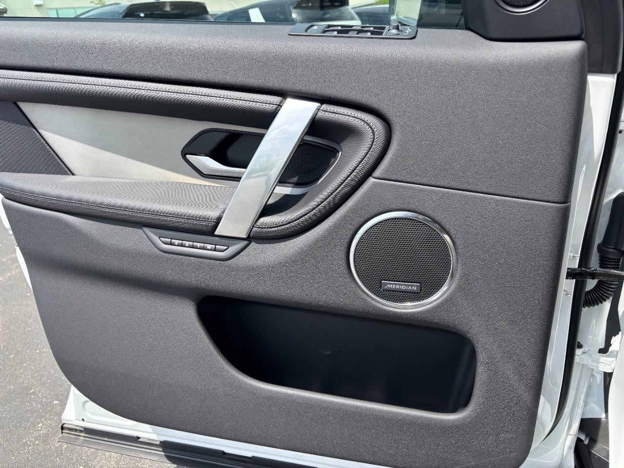 Land Rover Discovery Sport Vehicle Full-screen Gallery Image 32