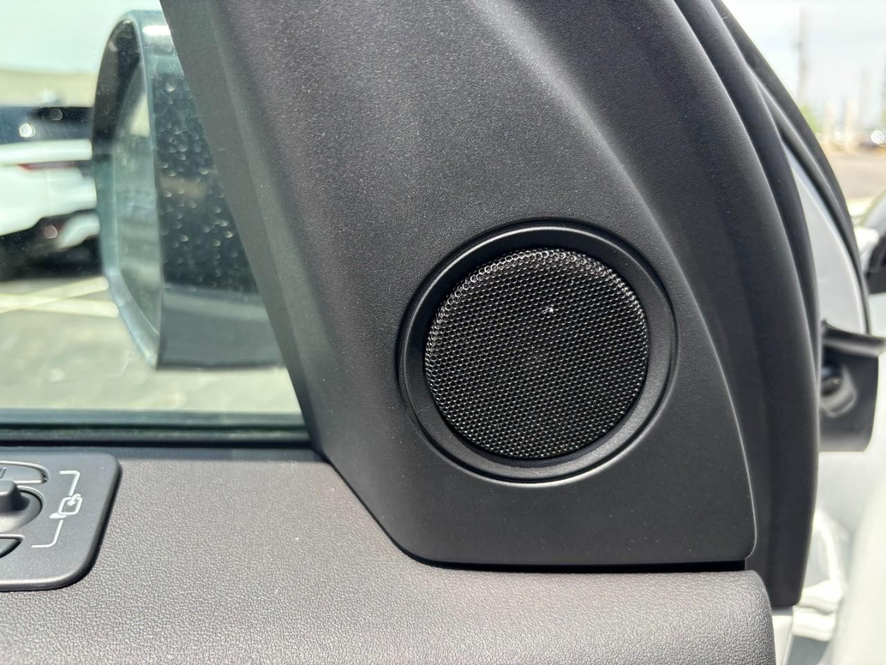 Land Rover Discovery Sport Vehicle Full-screen Gallery Image 33