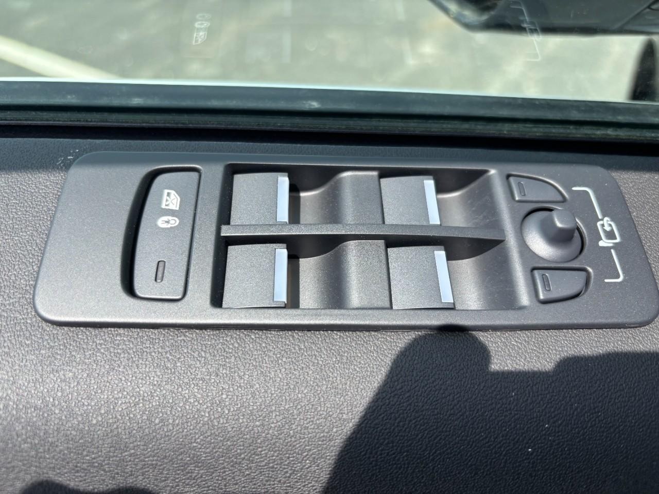 Land Rover Discovery Sport Vehicle Full-screen Gallery Image 34