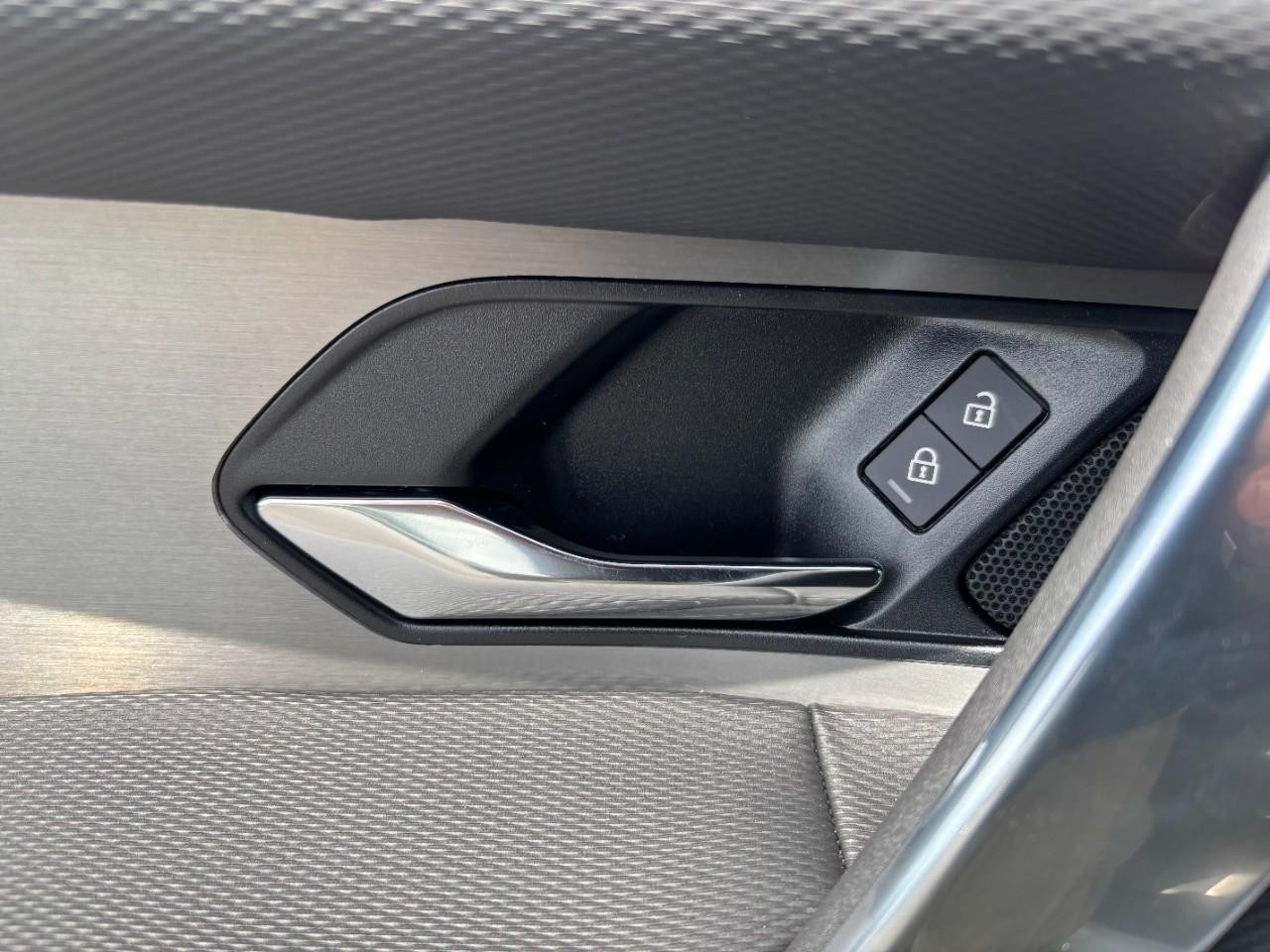 Land Rover Discovery Sport Vehicle Full-screen Gallery Image 35