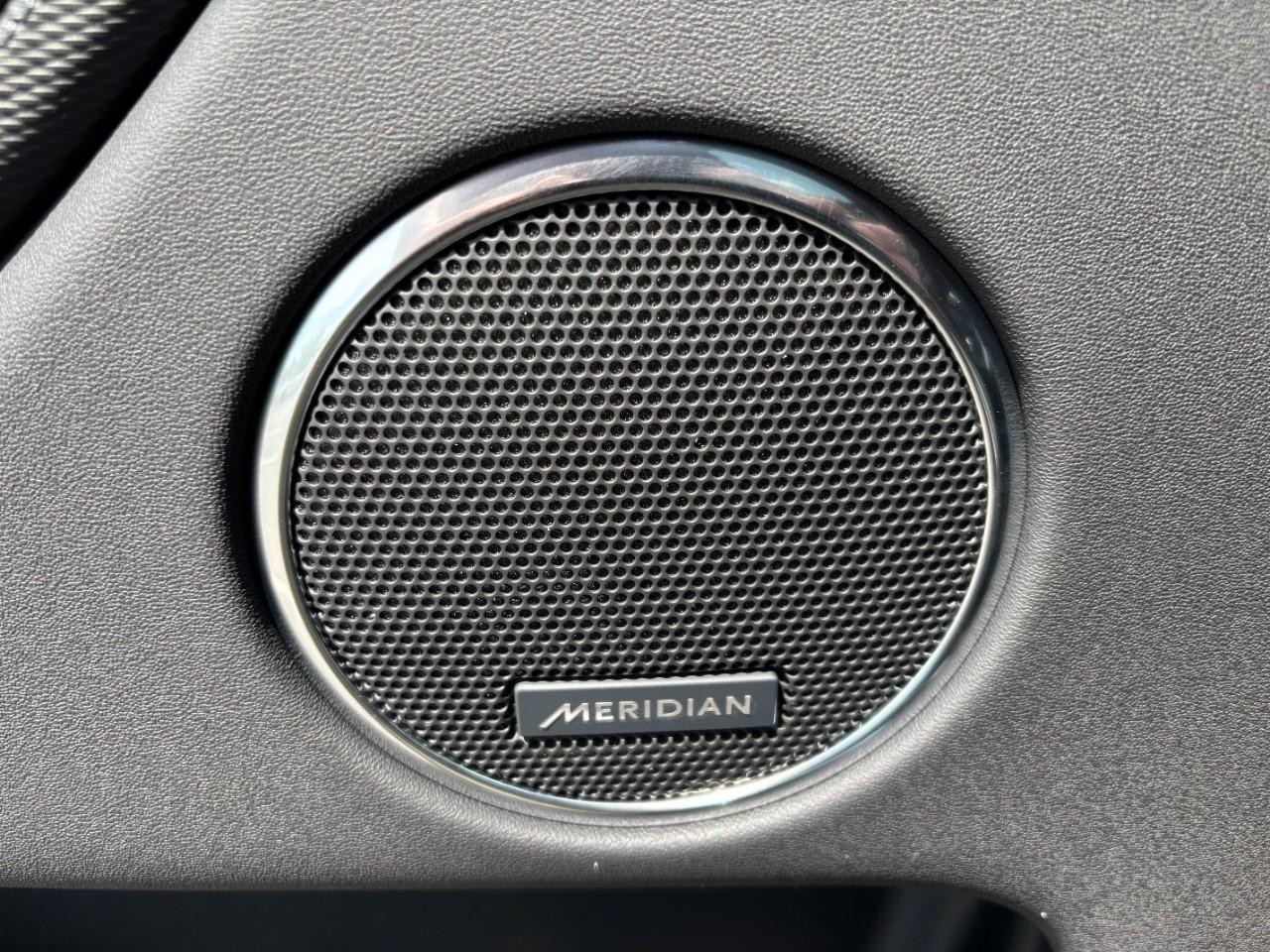 Land Rover Discovery Sport Vehicle Full-screen Gallery Image 36