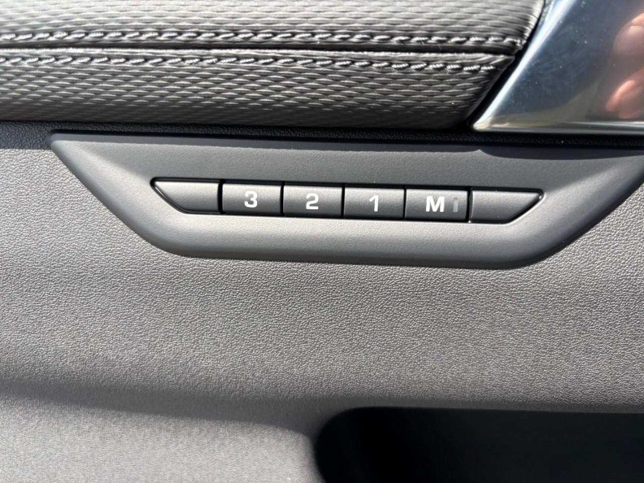 Land Rover Discovery Sport Vehicle Full-screen Gallery Image 37