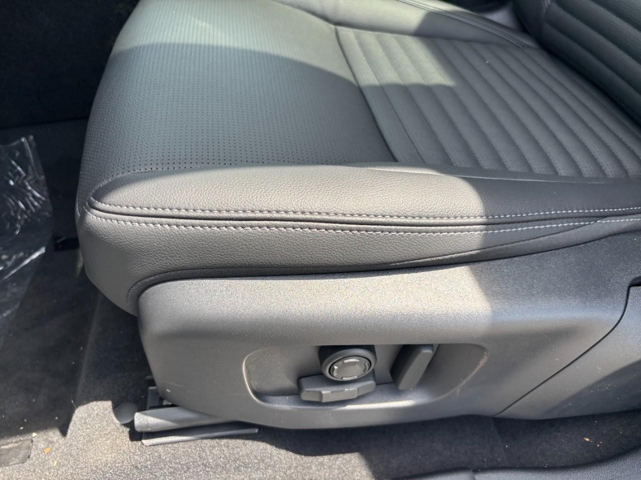 Land Rover Discovery Sport Vehicle Full-screen Gallery Image 39