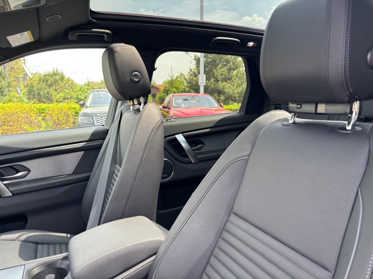 Land Rover Discovery Sport Vehicle Full-screen Gallery Image 40