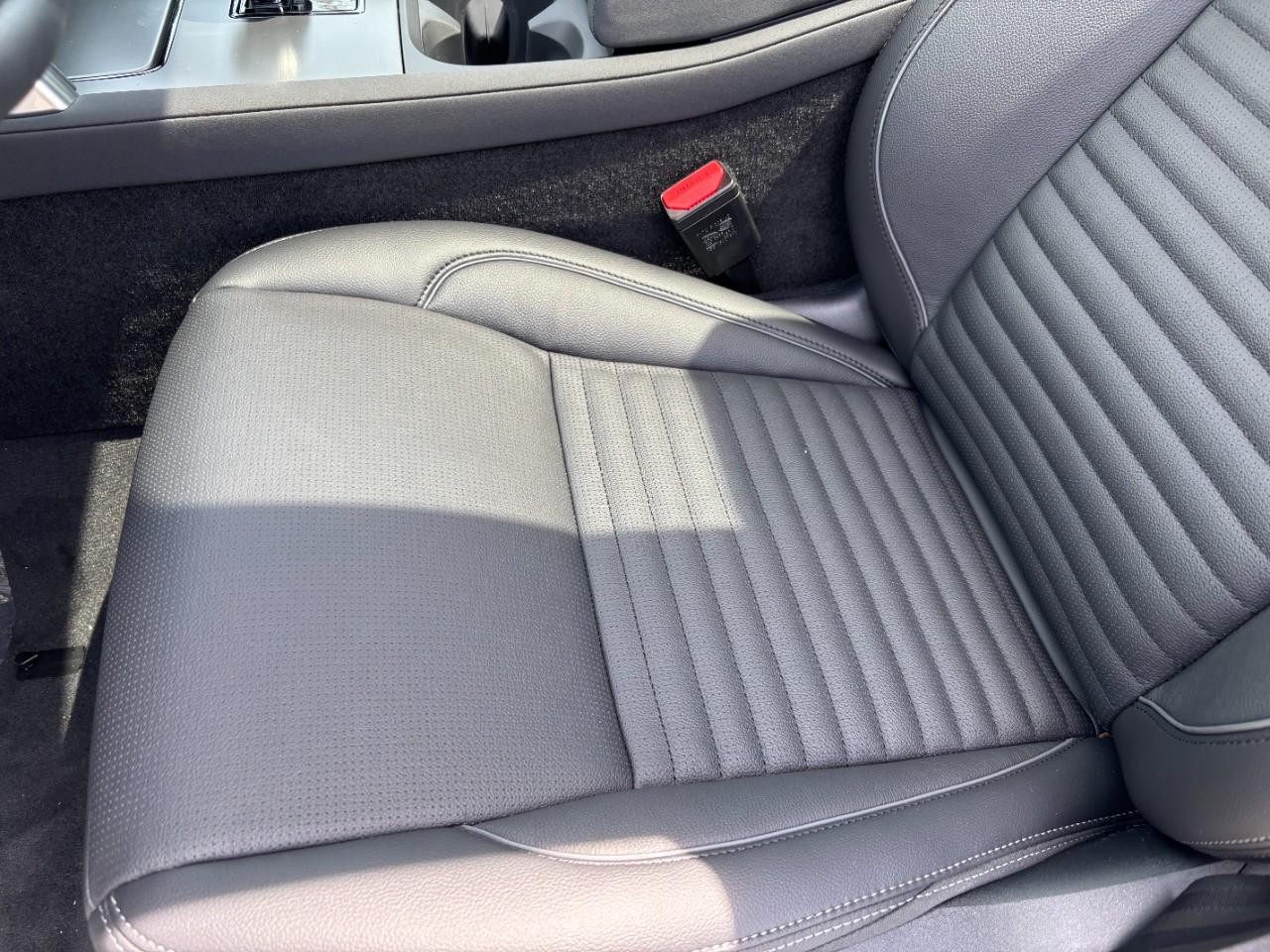 Land Rover Discovery Sport Vehicle Full-screen Gallery Image 41