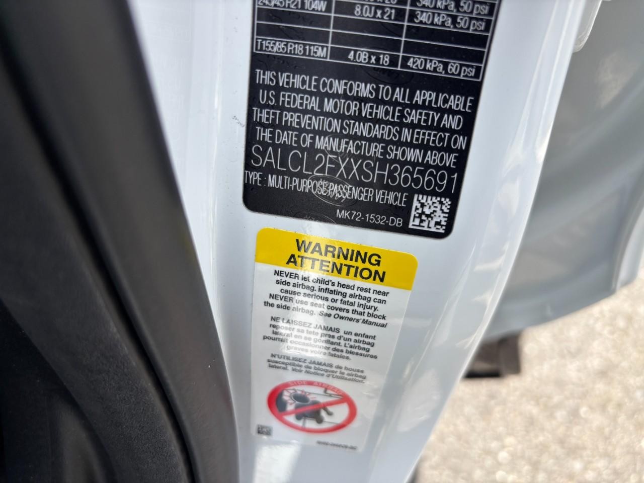 Land Rover Discovery Sport Vehicle Full-screen Gallery Image 42