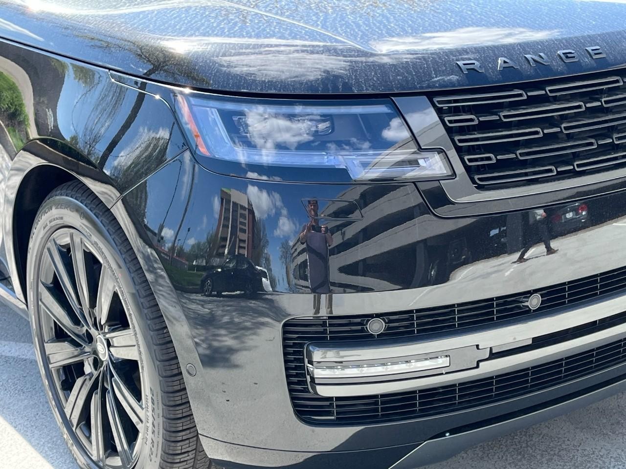 Land Rover Range Rover Vehicle Full-screen Gallery Image 8