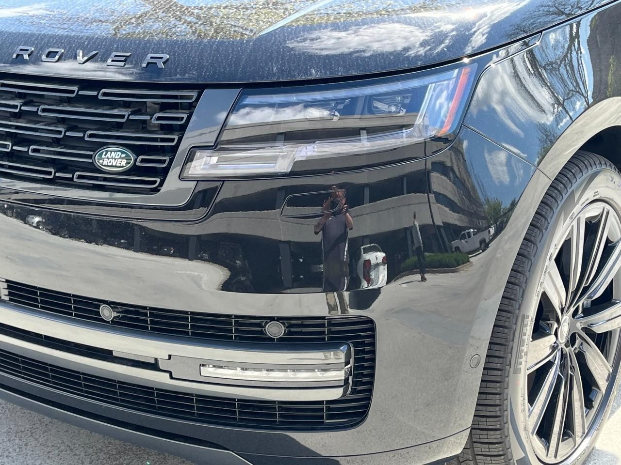 Land Rover Range Rover Vehicle Full-screen Gallery Image 9