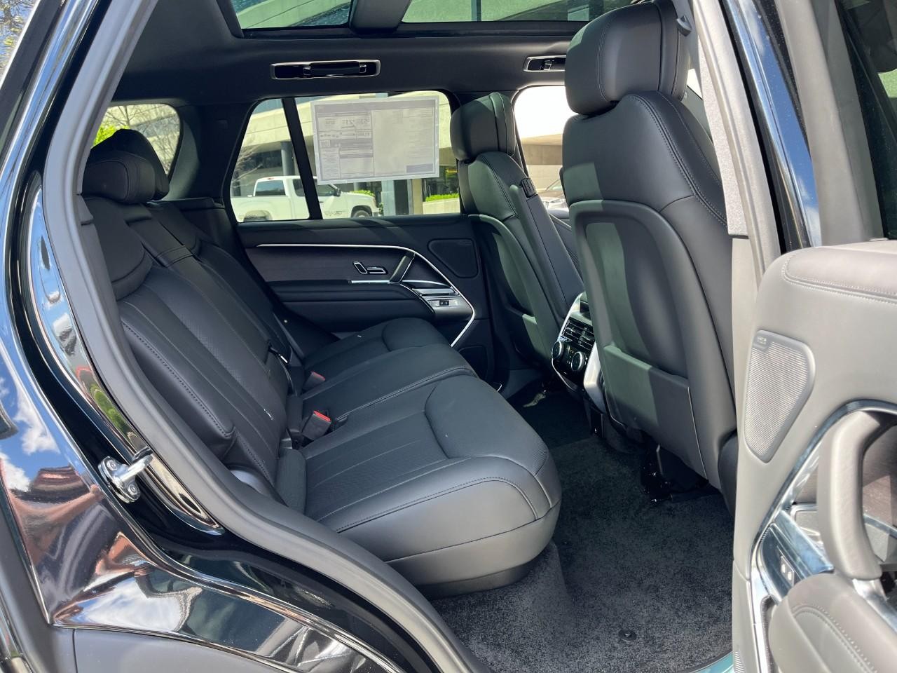 Land Rover Range Rover Vehicle Full-screen Gallery Image 13