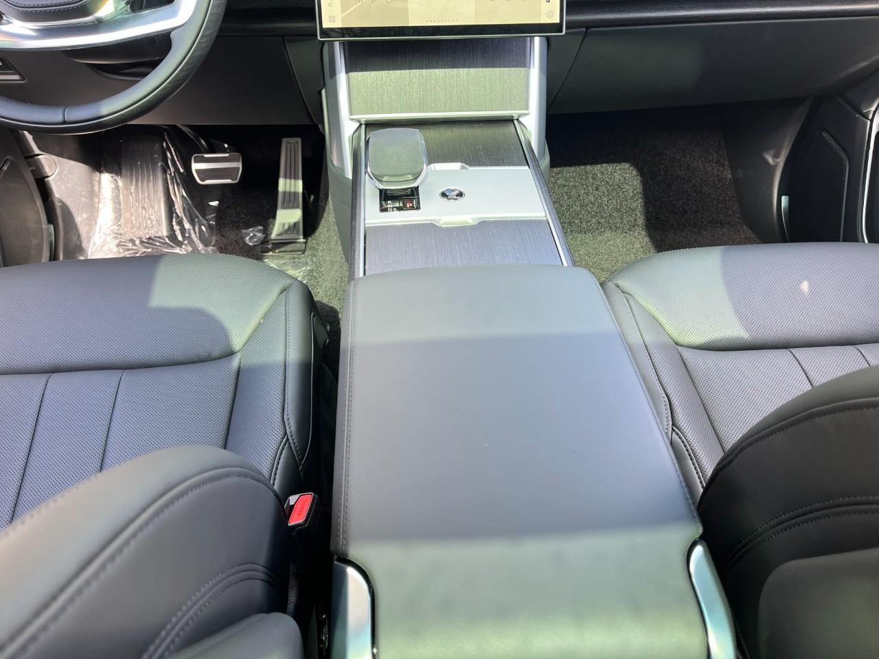 Land Rover Range Rover Vehicle Full-screen Gallery Image 17