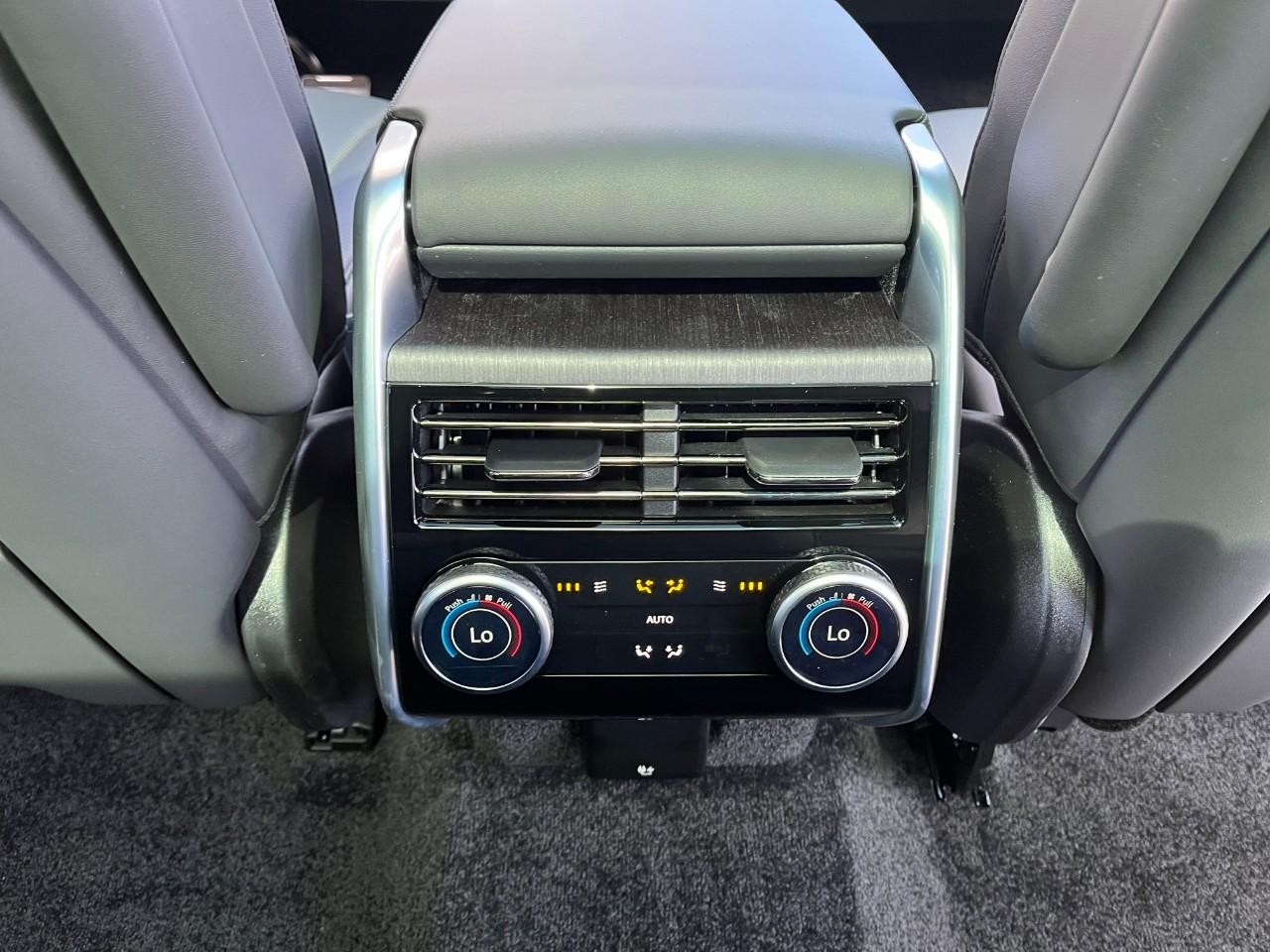 Land Rover Range Rover Vehicle Full-screen Gallery Image 18