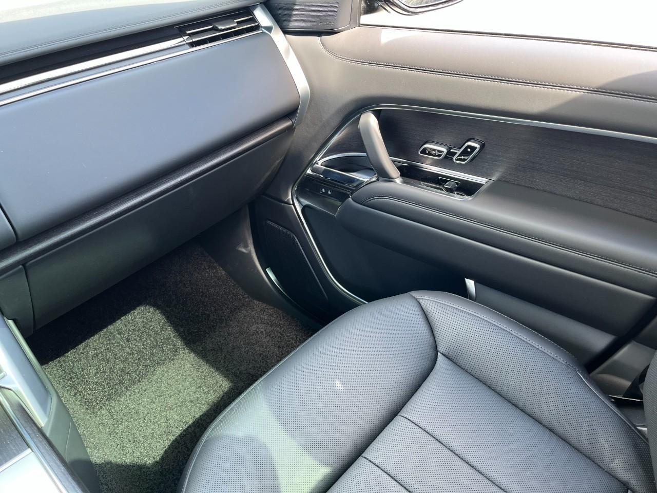 Land Rover Range Rover Vehicle Full-screen Gallery Image 19