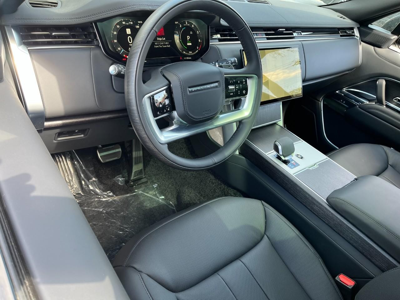 Land Rover Range Rover Vehicle Full-screen Gallery Image 20