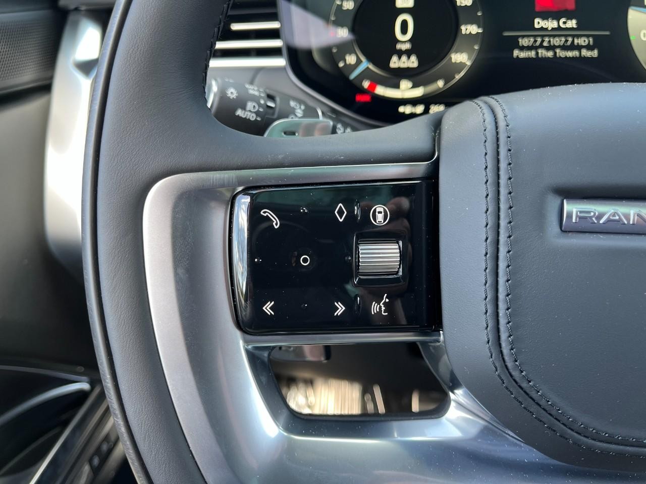 Land Rover Range Rover Vehicle Full-screen Gallery Image 21