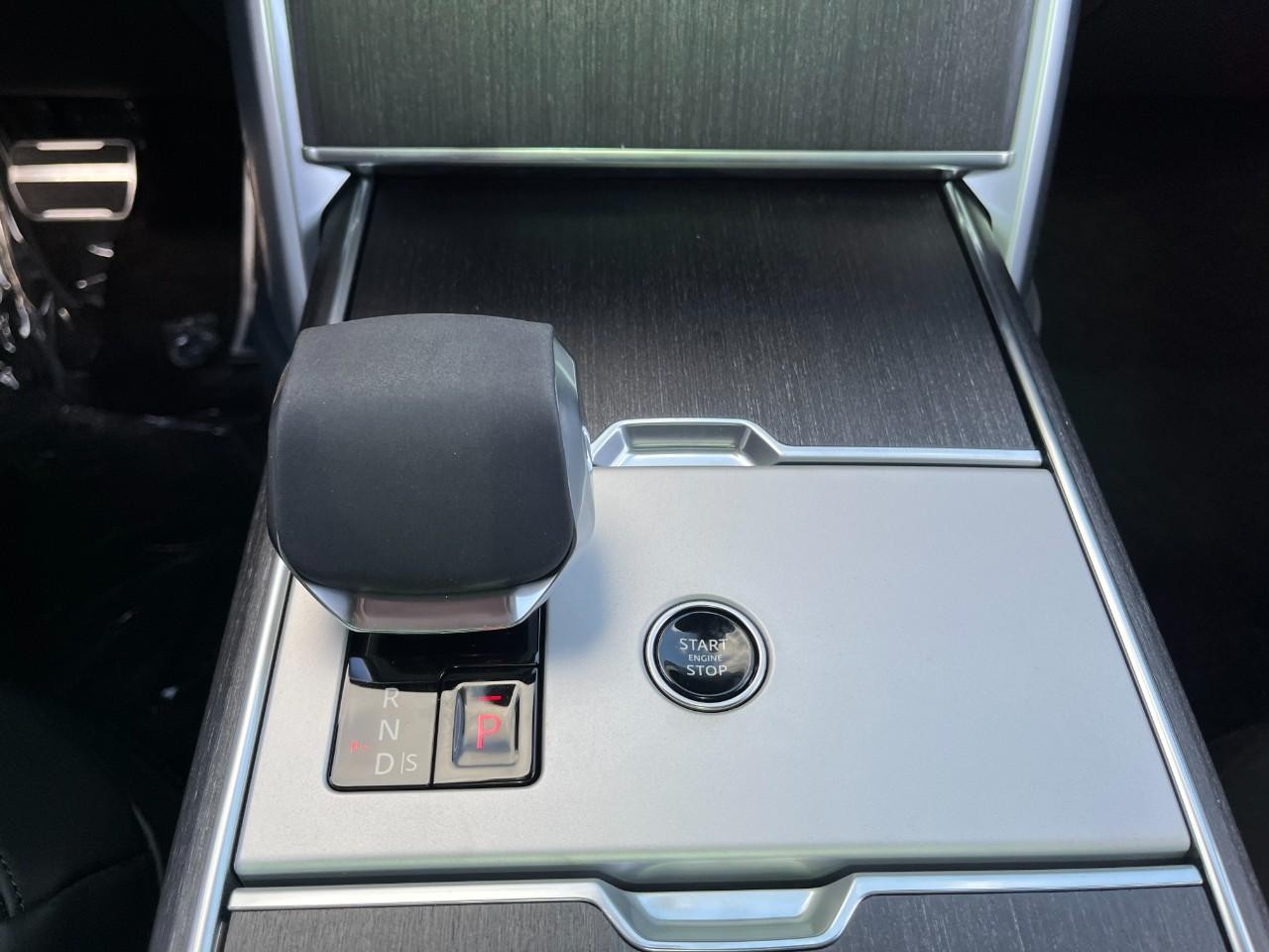 Land Rover Range Rover Vehicle Full-screen Gallery Image 27